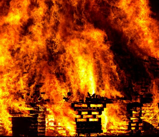 Burnih 24 ur na Gorenjskem: Od hudih nesreč na avtocesti do uničujočega požara v Kranju