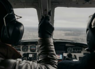 Helikopter reševal po čelnem trčenju pri Nomenju, na Mežakli pa so požar gasila letala