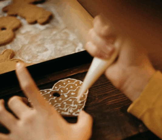 Praznična čarovnija za otroke: ustvarjanje, smeh in iskrice domišljije