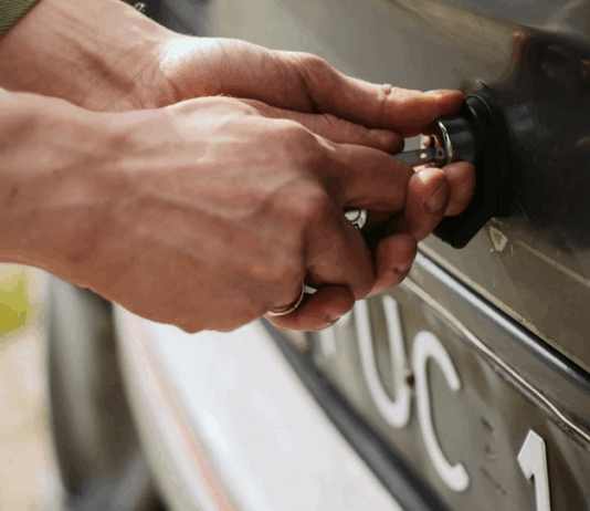 19-letnik klical policijo: “Zakljenjen sem v prtljažniku. Strah me je.”