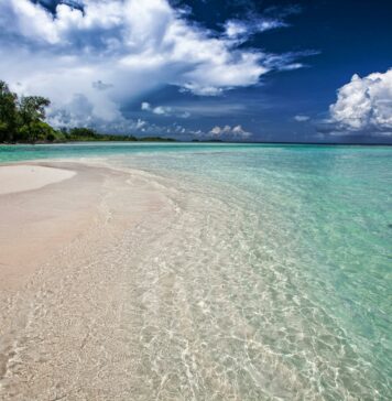 Tragedija na počitnicah: Trener izgubi družino v brodolomu – našli truplo ženske