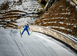 ŠKANDAL Z DISKVALIFIKACIJAMI: Ostro odzivanje slovenskih skakalcev na diskvalifikacije v skokih