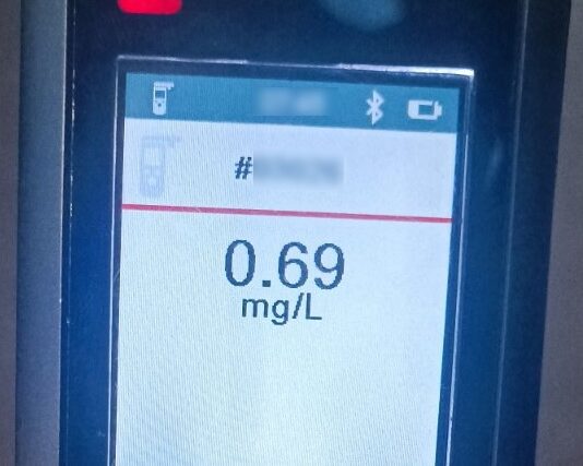 Divje na Gorenjskem: Zadrogiran voznik grozil policistom, mladoletnik pijan za volan traktorja, v Kranju pa pogorela hiša!