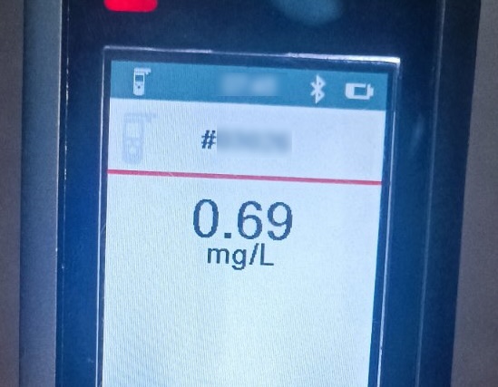 Divje na Gorenjskem: Zadrogiran voznik grozil policistom, mladoletnik pijan za volan traktorja, v Kranju pa pogorela hiša!